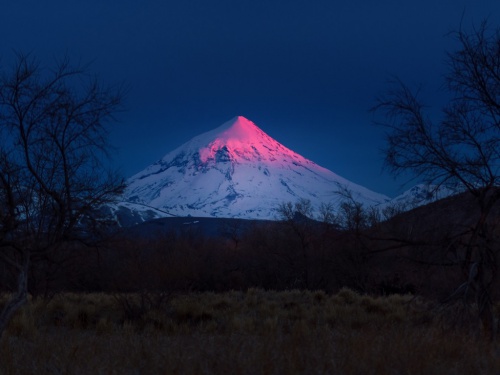 Un amanecer desde la estepa neuquina en vistas del volcán Lanín